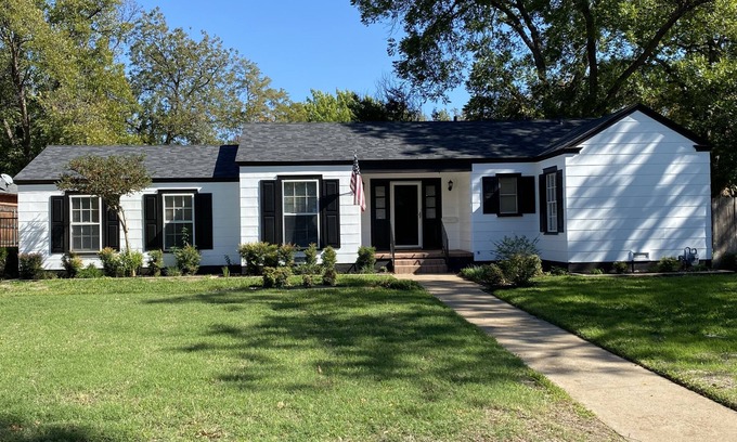 Wichita Falls House | Cheerful Country Club Cottage Near MSU