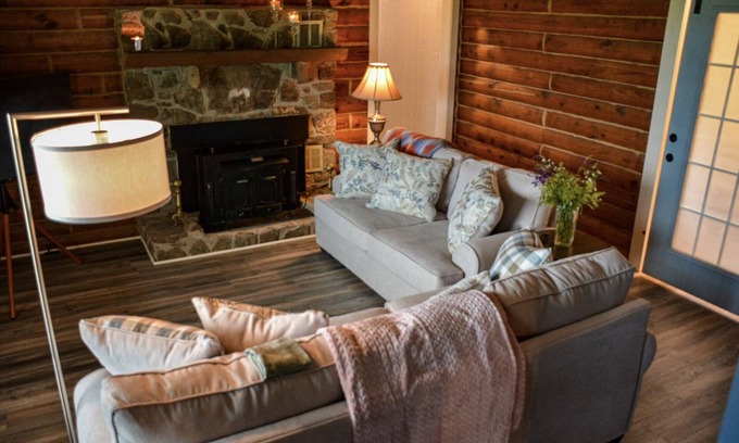 Eagleville Cabin | Cheerful Cozy Retreat - 3 BR - Newly Renovated