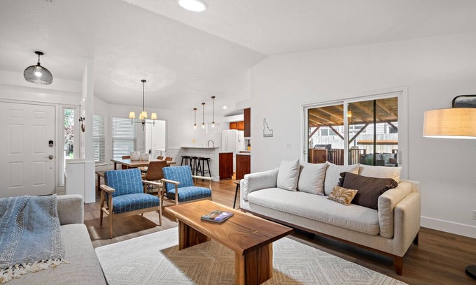 Star House | Cheerful & Cute 3BR Home in the Heart of Star!