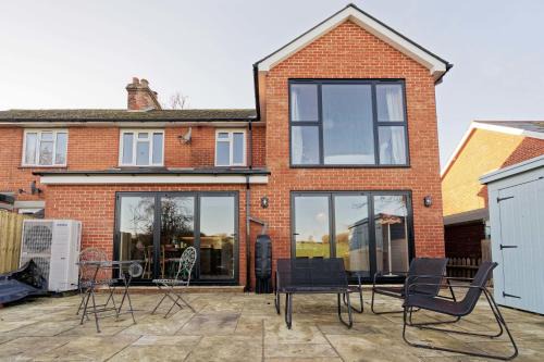 Petham House | Cheerful Family Friendly Cottage Patio with BBQ