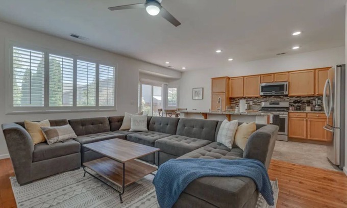 Sparks House | ☀Cheerful Family Getaway ~ Large & Sunny Backyard☀