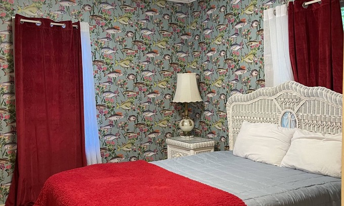 White Lake Cabin | Cheerful fish cabin 1 Bdr. Pool open from July 1 st , outdoor fireplace