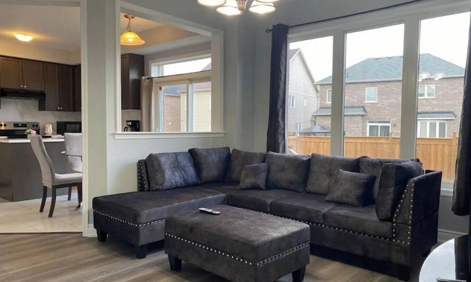 Brantford House | Cheerful home/Brantford college