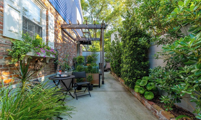 Harleston Village House | Cheerful home in the heart of Charleston. Designated office space for executives