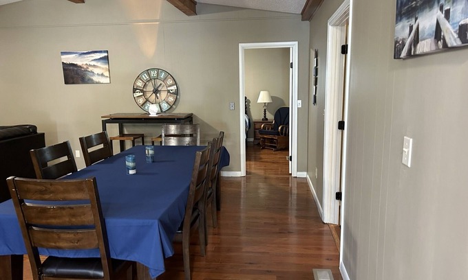 Fairfield Bay House | Cheerful home next to Fairfield Bay Marina with fire place