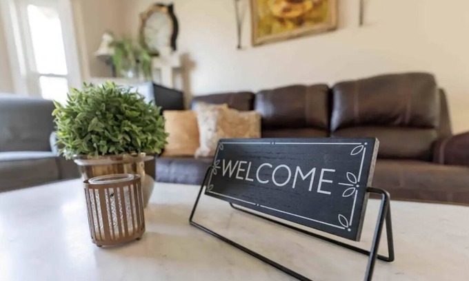 Hanford House | Cheerful home with pool
