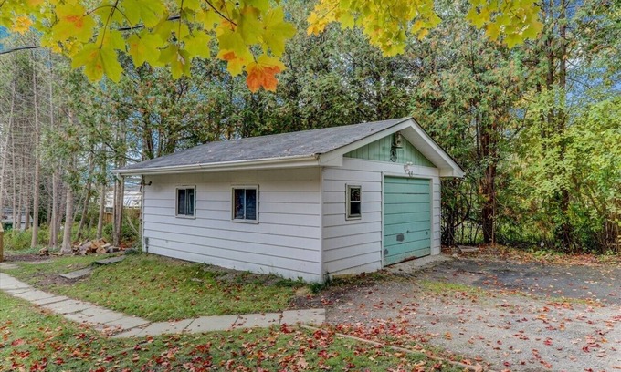 Kawartha Lakes Cottage | Cheerful Lakefront 3 Bedroom Cottage with Firepit