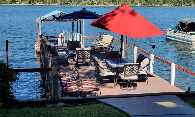 Bass Lake Cabin | Cheerful Lakefront 4 Bedroom Cabin