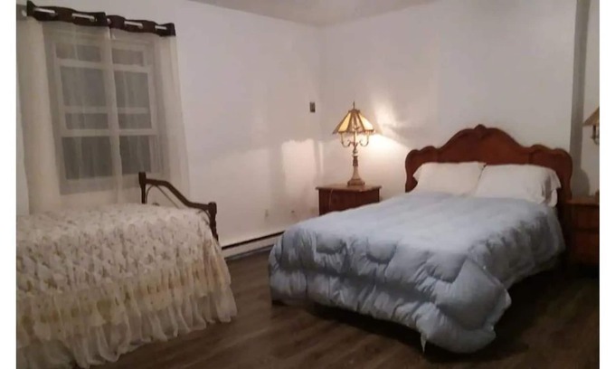 New Kingston Cottage | Cheerful mountain duplex!