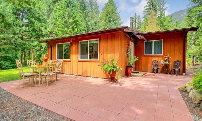 Tanner House | Cheerful Mt. Si Cottage with AC and Fireplace!