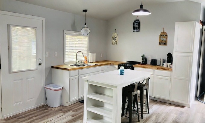 Ocean Springs House | Cheerful One Bedroom Remodeled Tiny Home, close to everything!