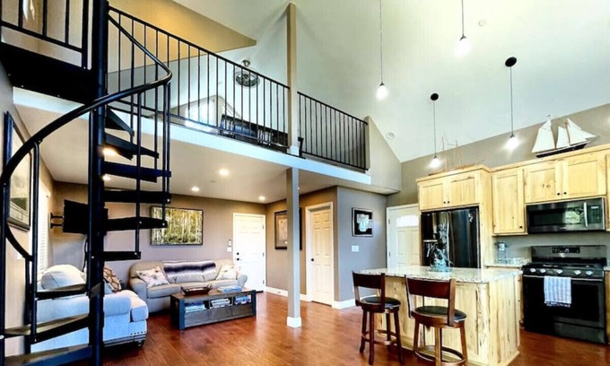 Fair Play Cabin | Cheerful one bedroom loft cabin close to wineries