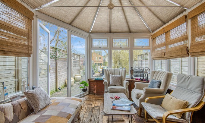 Bourne End House | Cheerful river front town house with parking