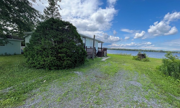 Clarence-Rockland Cottage | Cheerful riverfront cottage with dream views