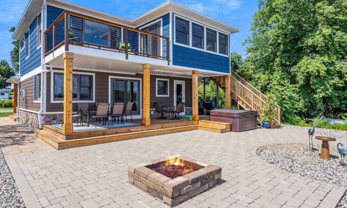 Sister Lakes Cottage | Cheerful Sister Lakes 4 BDR Lake Hse w/Hot tub.
