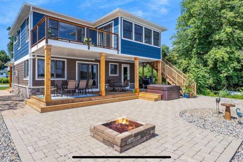 Sister Lakes House | Cheerful Sister Lakes 4 BDR Lake House with Hot tub