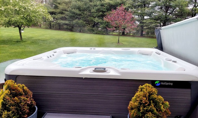 Parkesburg House | Cheerful & Spacious 4-bedroom Family Friendly Home with Hot tub