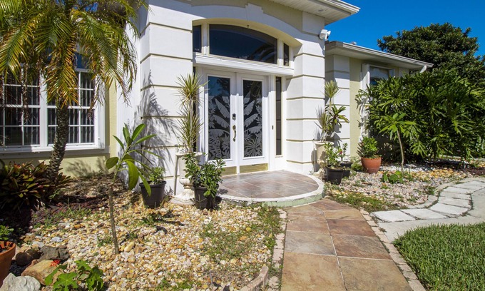 West Melbourne House | Cheerful & Spacious Home with Lake View