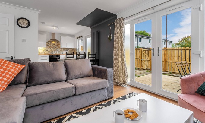 Livingston House | Cheerful Stays: Livingston - 4 Bedroom 3 Bath home - Great for Groups