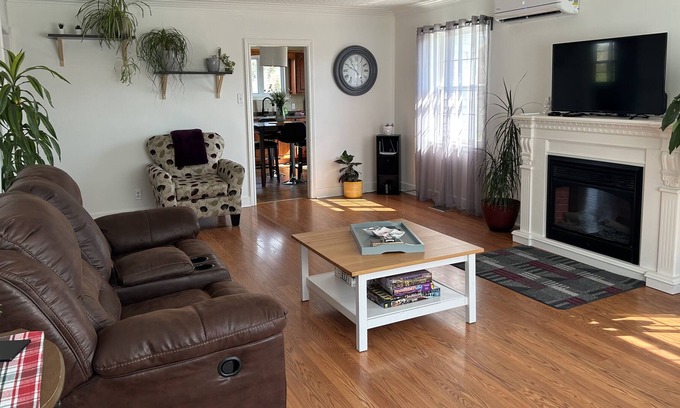 Salmon River House | Cheerful Two Bedroom Country Home