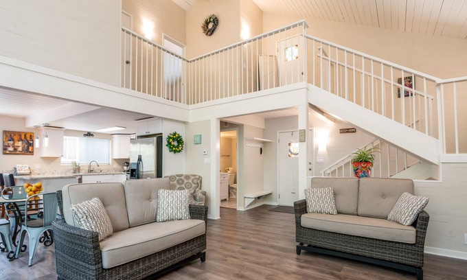 Willits House | Cheerful two bedroom Home with indoor fireplace