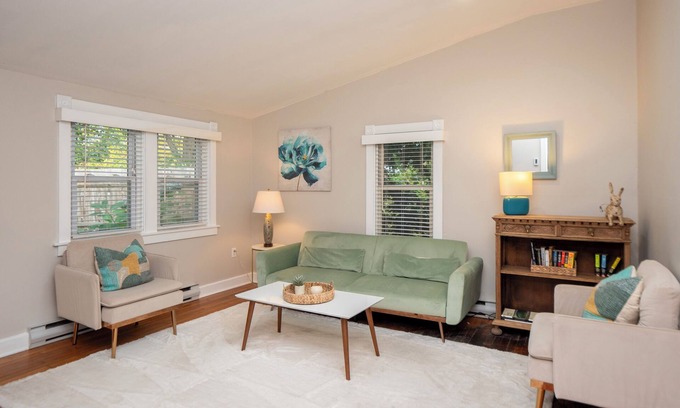 Middletown House | Cheerful two bedroom cottage with Parisian patio!