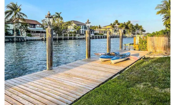 Lauderdale Harbours House | Cheerful waterfront 2 bedroom house with pool