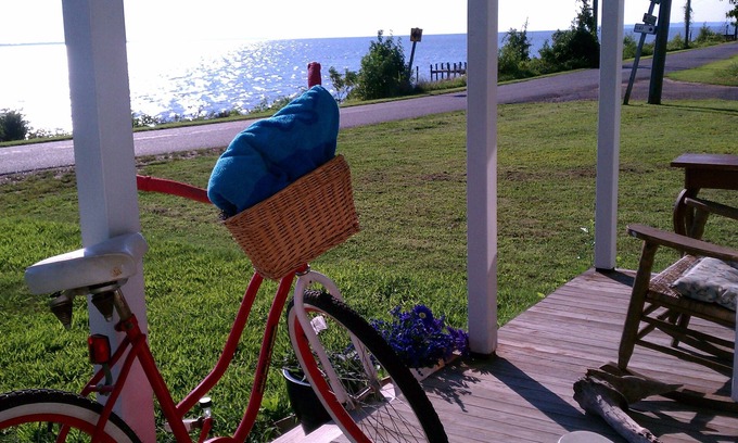 Issue Cottage | Cheerful Waterfront Cottage With Perfect Porch For Viewing