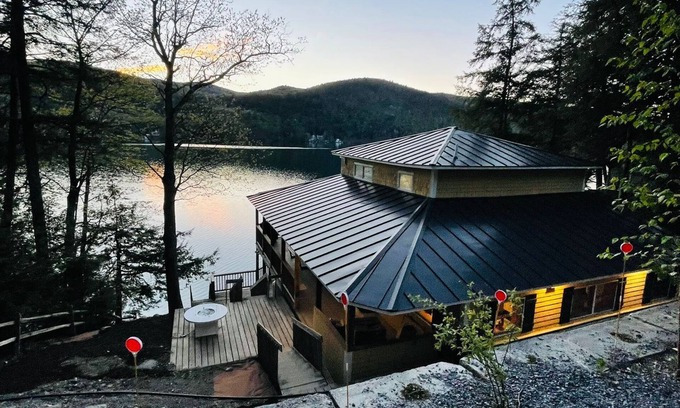 Fairlee Cottage | Cheerful waterfront 4 bedroom brand new Lake Cottage
