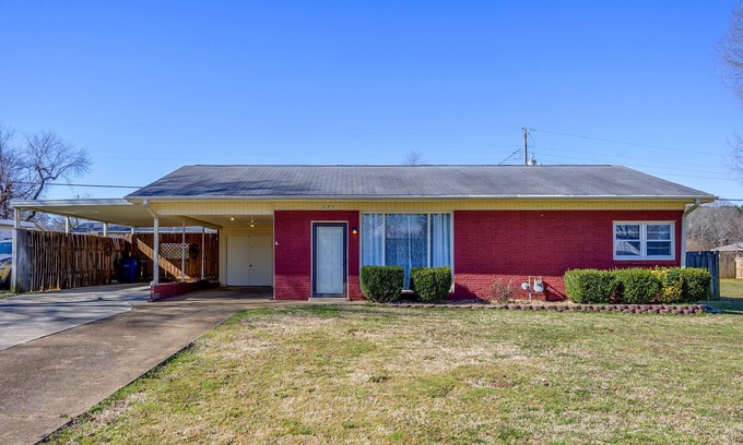 East Florence House | Cheerful Wishes- 3 Bedroom House To Yourself