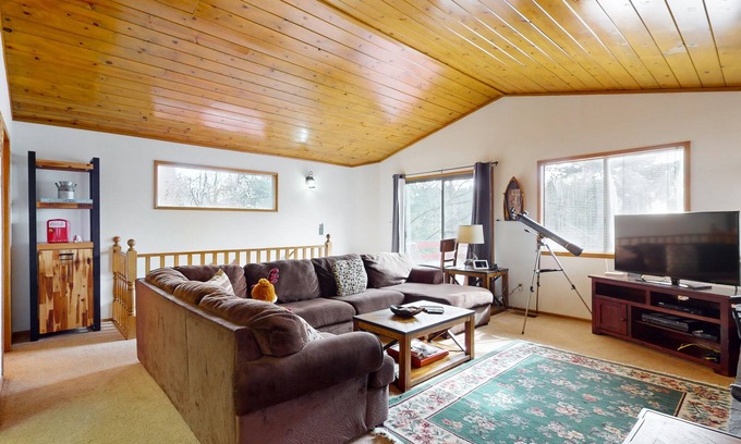 Arrowhead Villas Cabin | Cheery cabin with gas grill, patio, deck, outdoor space, & near lake