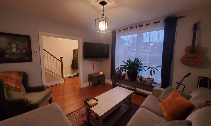Terra Nova House | Cheery Downtown 2 Bedroom House