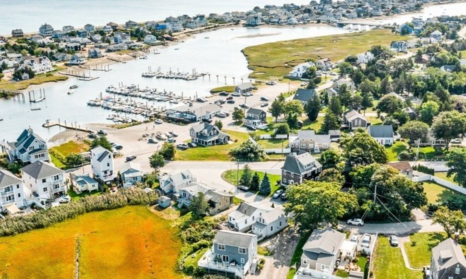 Humarock House | Cheery home! .5m walk to beach, shops, restaurants, & river steps away!