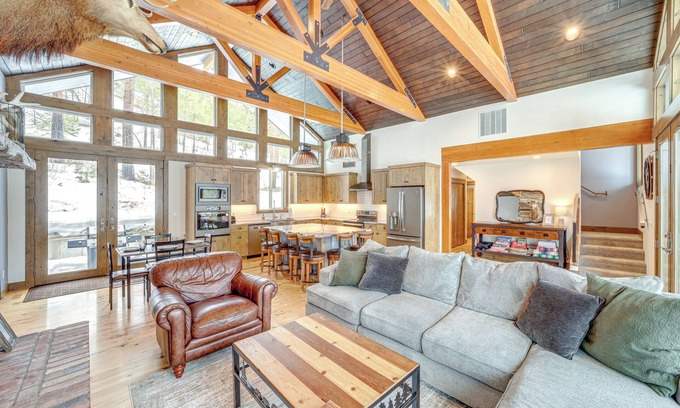 Pateros Cabin | 'Chelan Mountain Retreat' Chalet w/Fire Pit!