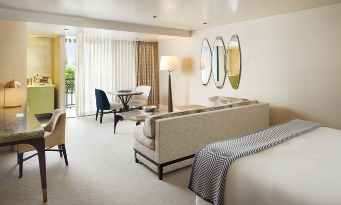 Norma Triangle House | Chelsea Suite at The London West Hollywood with Rooftop Pool Near Rodeo Drive