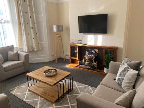 Newport House | Chepstow House (5 BR with FREE on-steet parking)