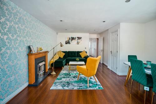 Pinkwell Apartment | Cherish Stays spacious & amazing 3 Bed House in Hayes & Heathrow
