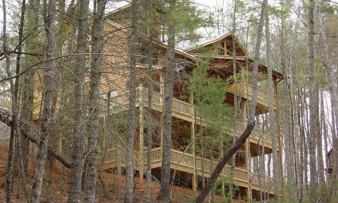 Epworth Cabin | CHEROKEE DREAM - SECLUDED MTN VIEW, POOL TABLE, AIR HOCKEY, FIRE PIT, SCREENED PORCH