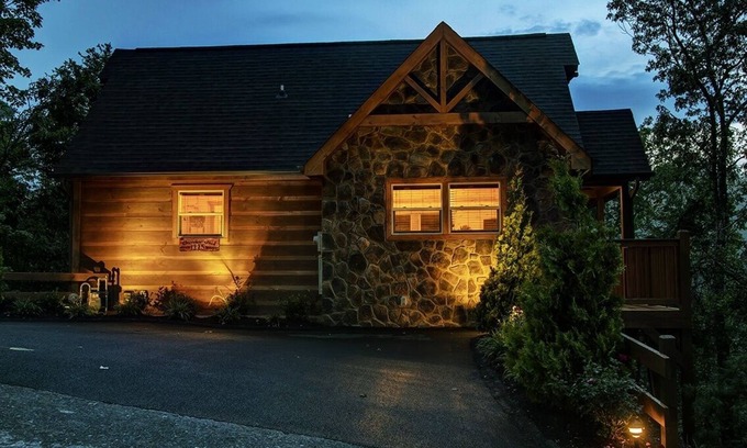 Pigeon Forge Cabin | Cherokee Wind by RedAwning