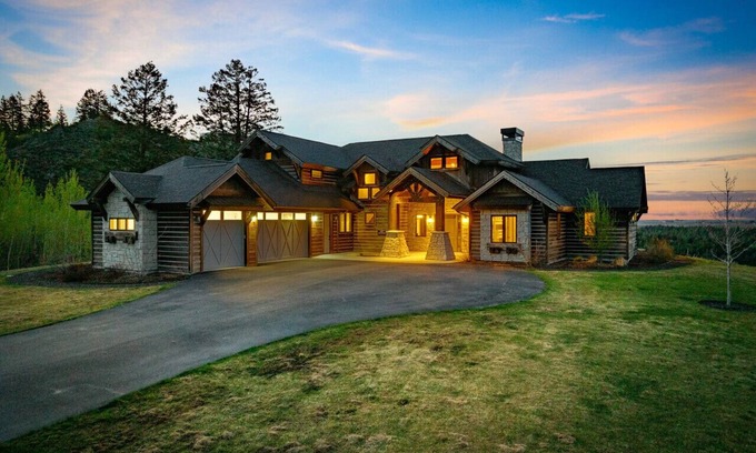 Ashton House | Cherry Butte Lodge| Hot Tub, Fire Pit, & Views