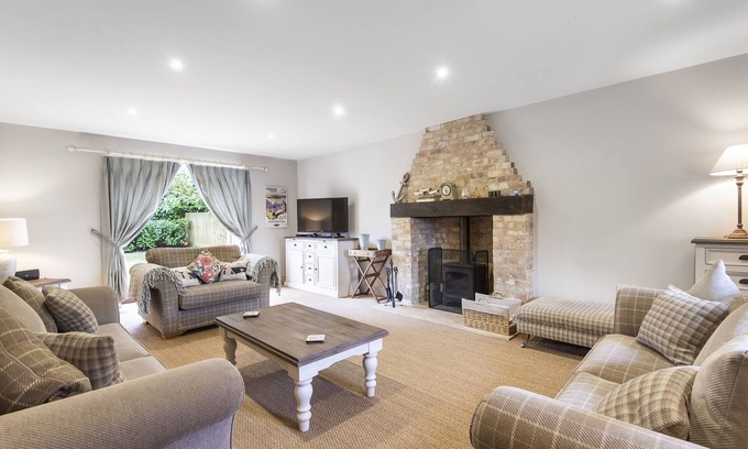 Thornham Cottage | Cherry House - sleeps 8 guests in 4 bedrooms