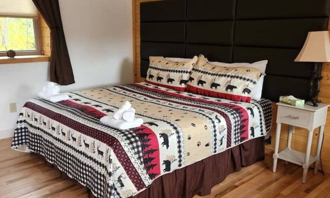 Bethlehem Cabin | Cherry Lodge King Room