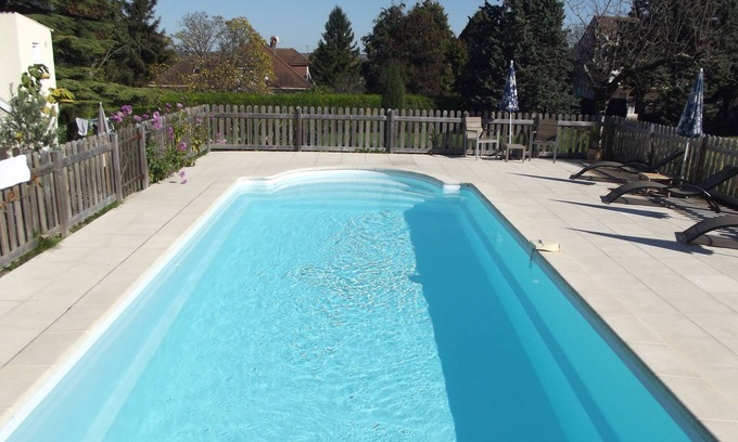 La Roche-Posay House | Cherry Lodge - Les Lauriers 1 Bed Apartment With Private Garden And Pool
