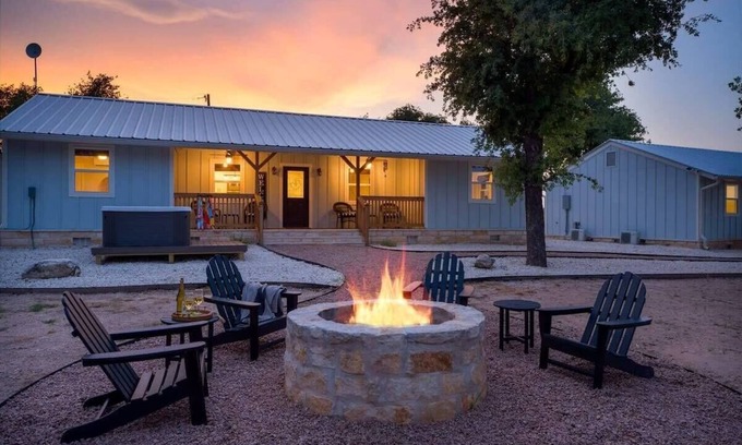Fredericksburg House | Cherry Mountain, Hot tub, Fire Pit, Views!