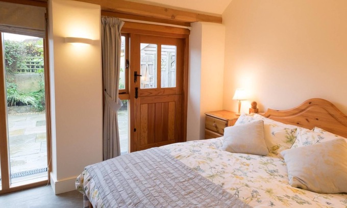 Wedmore Cottage | Cherry Plum Cottage - one bedroom