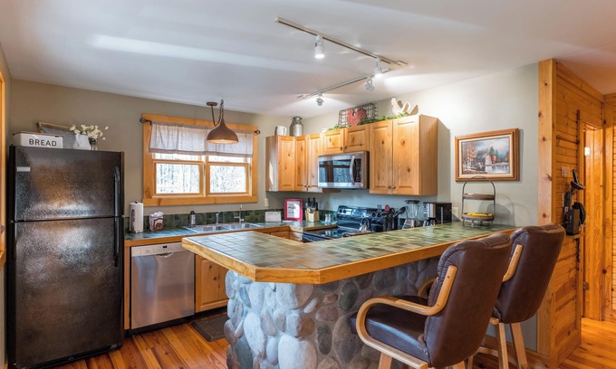New Plymouth Cabin | Cherry Ridge Retreat - Oak Ridge Romantic Luxury Cabin with hot tub and massage chair movie room!