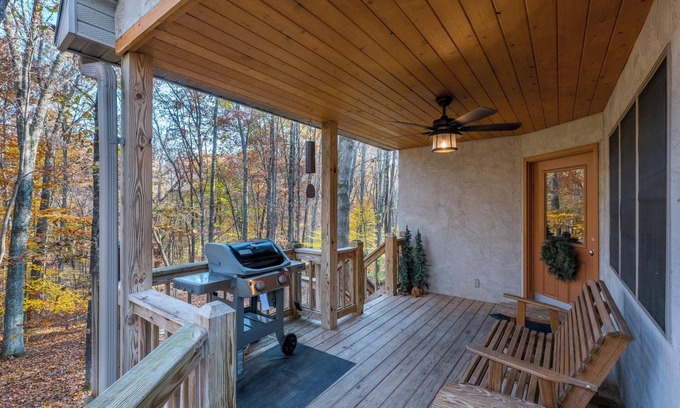 New Plymouth Cabin | Cherry Ridge Retreat Luxury Cabin Whispering Pines, w/hot tub and private pond!