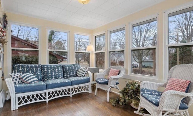 South Haven House | Cherry Street Retreat - 4 Bedroom, Close to Beach