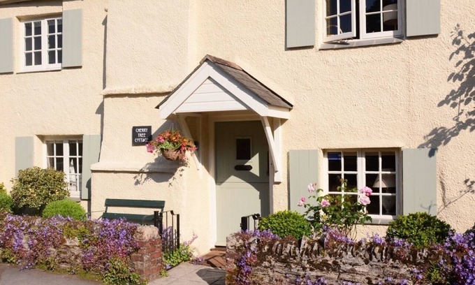 Noss Mayo Cottage | CHERRY TREE COTTAGE, pet friendly, with a garden in Noss Mayo