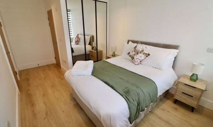 Runnymede Apartment | Chertsey Modern 2-Bed Flat with Ensuite, Parking & Ultra-Fast WiFi